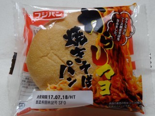 フジパン からしマヨ焼きそばパン.jpg