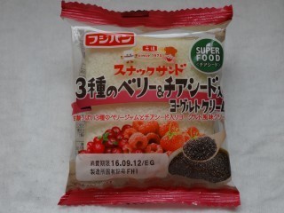 フジパン スナックサンド 3種のベリー&チアシード入りヨーグルトクリーム.jpg