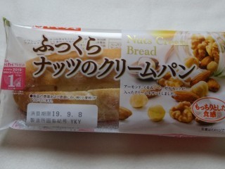 ヤマザキ ふっくらナッツのクリームパン.jpg