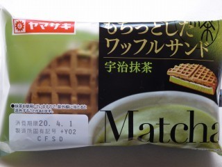 ヤマザキ もちっとしたワッフルサンド(宇治抹茶).jpg