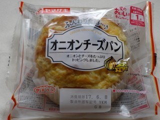 ヤマザキ オニオンチーズパン.jpg