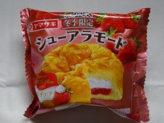 ヤマザキ シューアラモード(福岡県産あまおう苺のジャム&ホイップ).jpg