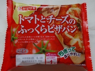 ヤマザキ トマトとチーズのふっくらピザパン.jpg