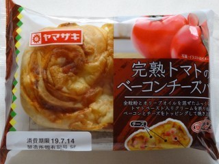 ヤマザキ 完熟トマトのベーコンチーズパン.jpg