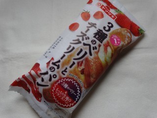 ヤマザキ 3種のベリーとチーズクリームのパン.jpg